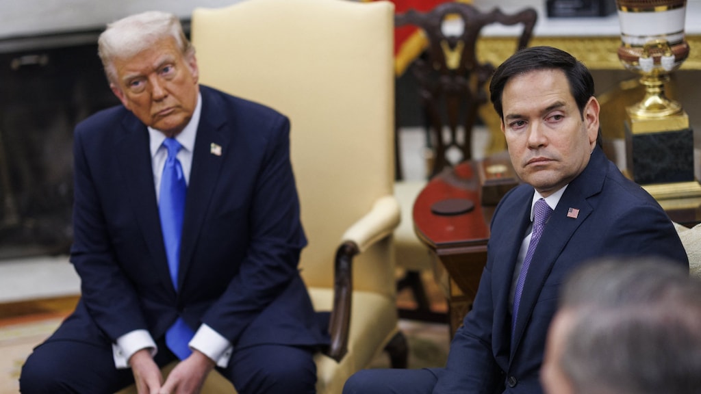 De Amerikaanse minister van Buitenlandse Zaken Marco Rubio naast president Donald Trump