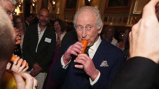 Koning Charles speelt lachend op wortelfluit tijdens receptie