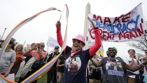 Amerikanen in alle staten de straat op tegen Trump en Musk: 'Wil de democratie terug'