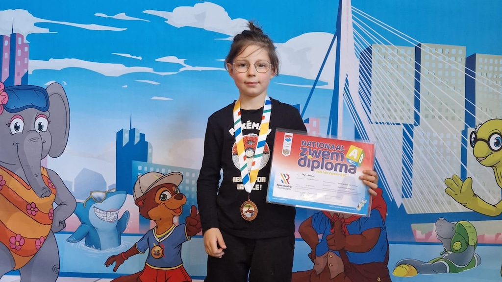 Zayn is afgezwommen op het droge en kreeg zijn welverdiende diploma.