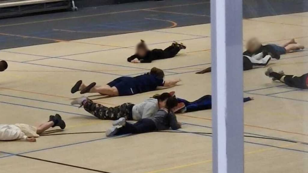 Kinderen zwemmen af op het droge in Rotterdam: 'We hebben gegierd van het lachen'