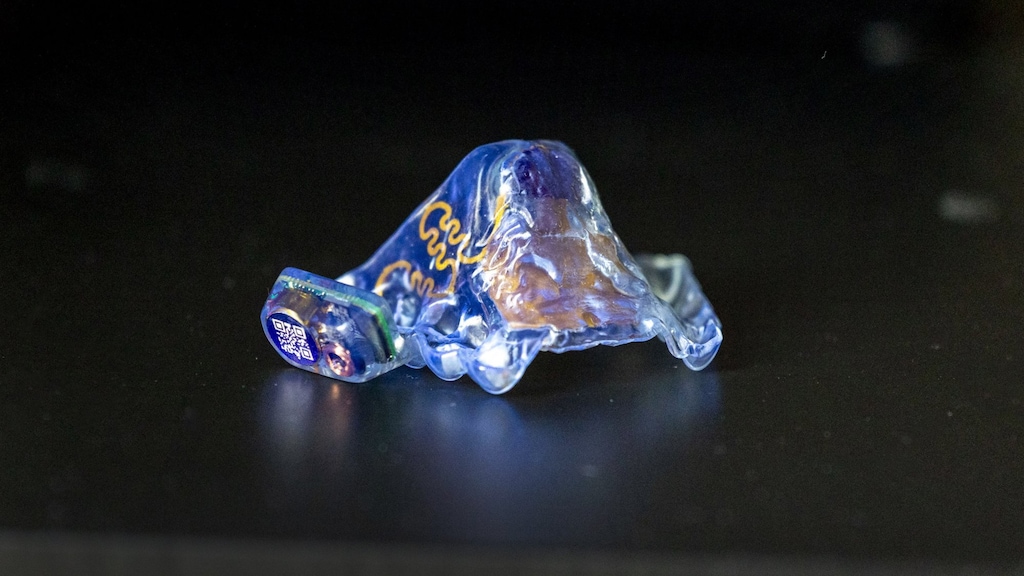 Albert bezit als enige in Nederland dit apparaatje waarmee hij met zijn hoofd en tong de computer kan besturen.