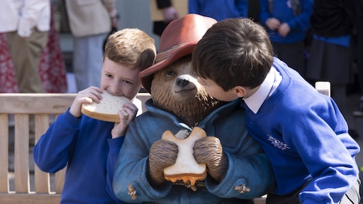 Na vernieling is geliefd Paddington-standbeeld weer terug op zijn plek
