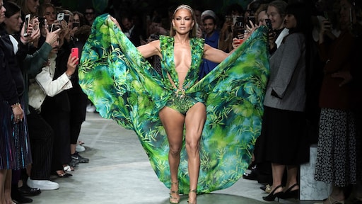 Gigadeal: Prada koopt Versace voor 1,3 miljard euro