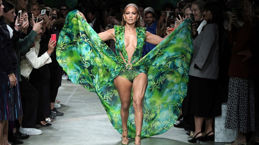 Gigadeal: Prada koopt Versace voor ruim 1,2 miljard euro