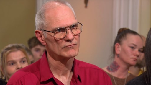John wordt bedreigd met cobra's door 'pakjesdief' in Mr. Frank Visser doet uitspraak
