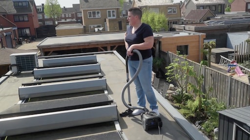 Linda uit St. Willebrord: Het Mirakel van Brabant stofzuigt dak: 'Ben niet achterlijk'