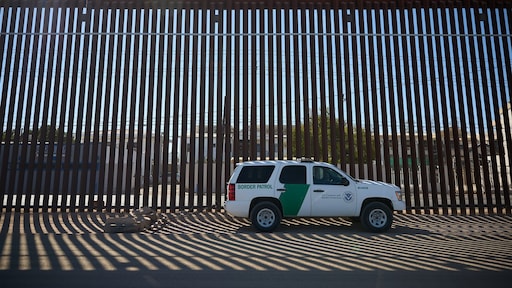 VS verklaart springlevende migranten dood om ze financieel uit te hongeren