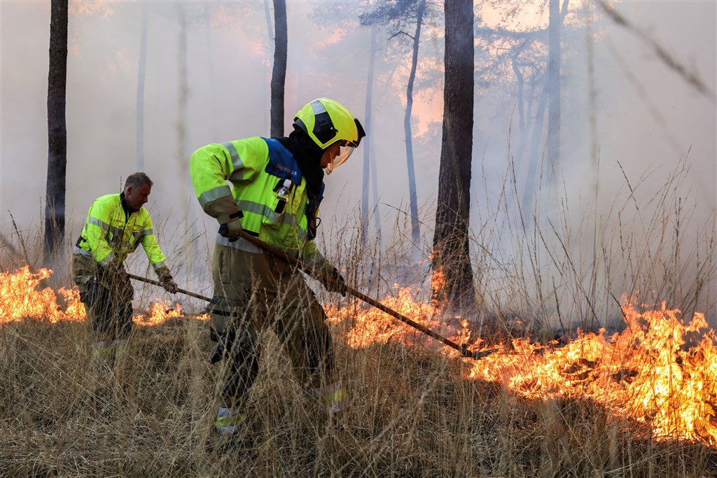 Grote natuurbrand bij Drunen breidt zich uit