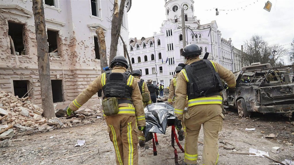 Een slachtoffer wordt weggedragen.