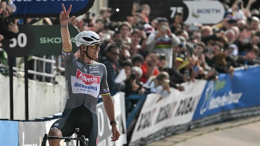 Mathieu van der Poel wint voor derde keer op rij wielerklassieker Parijs-Roubaix