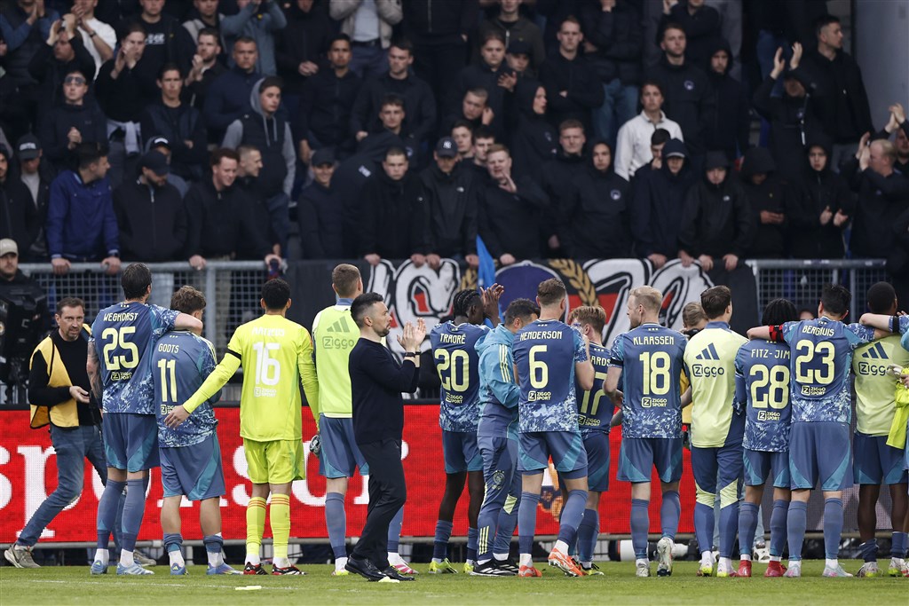 Ajax bedankt de meegereisde fans.