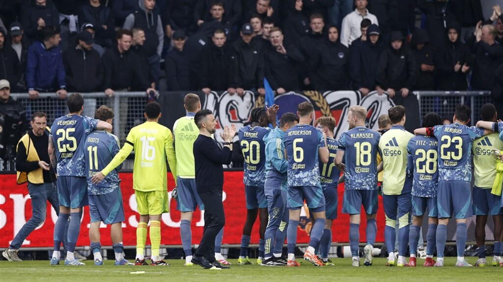 Ajax bedankt de meegereisde fans.