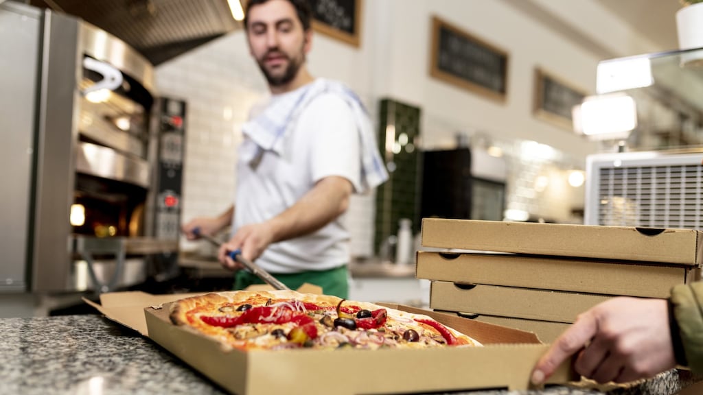 Pizzabakker neemt zélf ontslag op staande voet en krijgt duizenden euro's mee