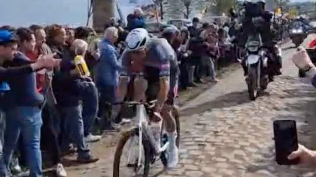 Fred zag hoe toeschouwer bidon naar Van der Poel gooide: 'Had erger kunnen zijn'