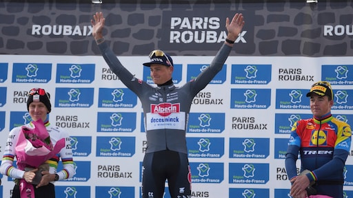 Bidongooier Parijs-Roubaix zegt sorry tegen Van der Poel: 'Zo dom'