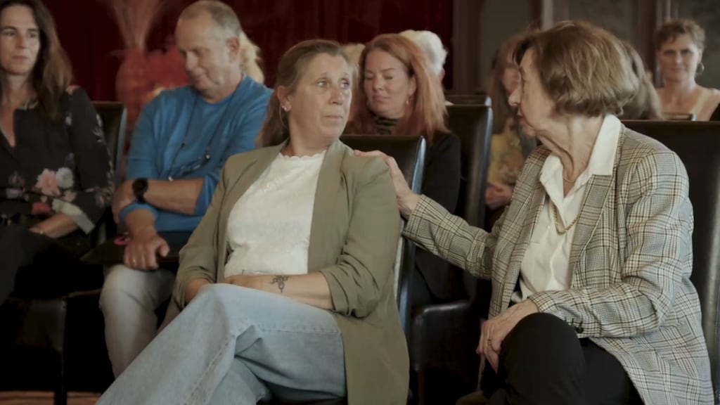 'Bonkende' buurvrouwen leggen jarenlange ruzie bij in De Rijdende Rechter