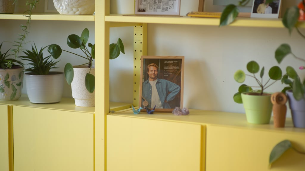 Een portret van Sam bij Soesja thuis.