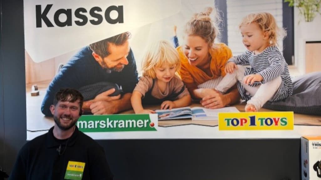 Een medewerker van de tot Marskramer omgebouwde Blokker in Haaksbergen.