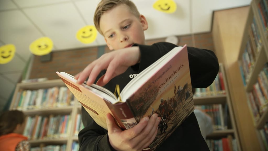 Op de Calvijnschool in Amersfoort staan boeken over kerkgeschiedenis.