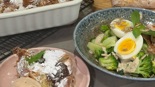 Een groene salade met kip en chocoladebroodpudding als toetje