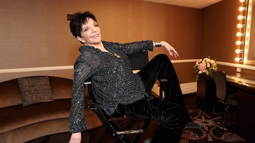 Liza Minnelli neemt oeuvreprijs in handen tijdens RuPaul's Drag Race