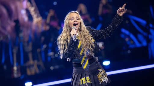 Emma Heesters emotioneel bij eerste festivaloptreden na kankerbehandeling