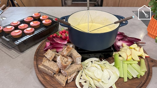 Klassiekers voor Koningsdag: hollandse kaasfondue met jenever en roze koeken
