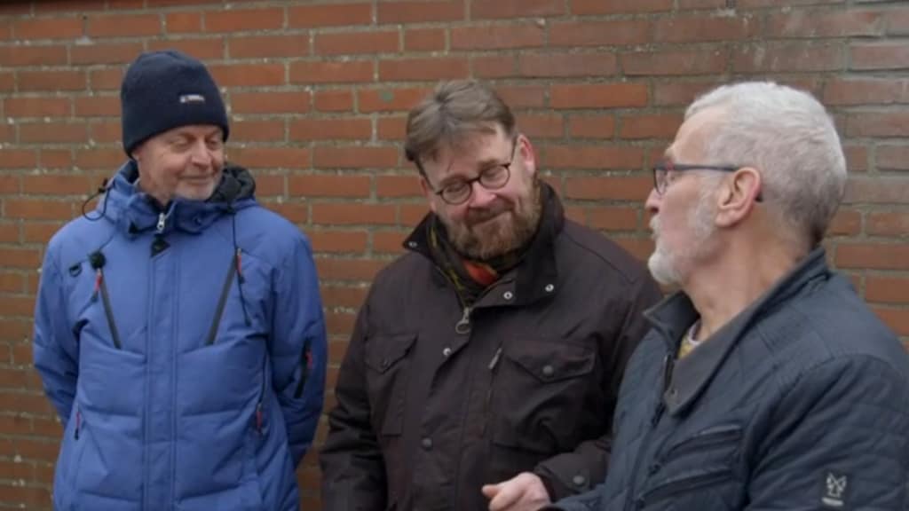 Leo ergert zich groen en geel aan boom van buurman in De Rijdende Rechter