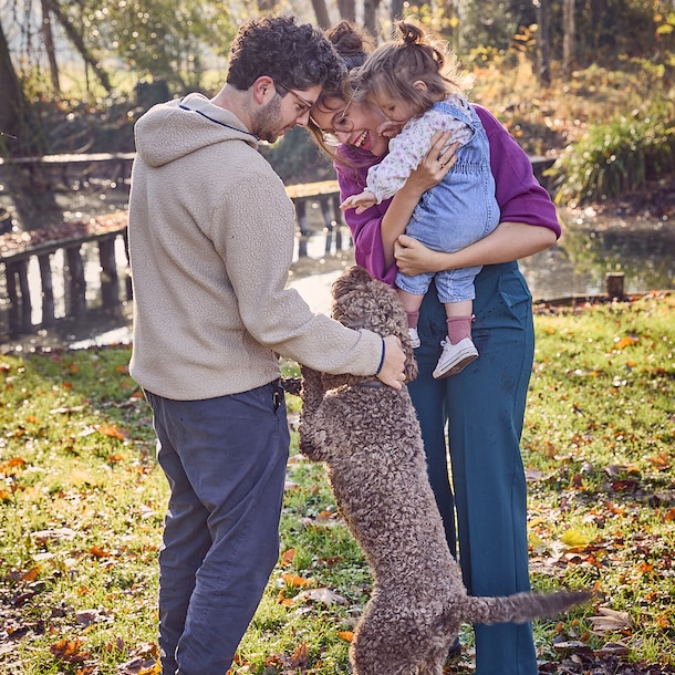 Laura met haar dochtertje Aster en geliefde, die ze twee weken voor de bevalling leerde kennen.