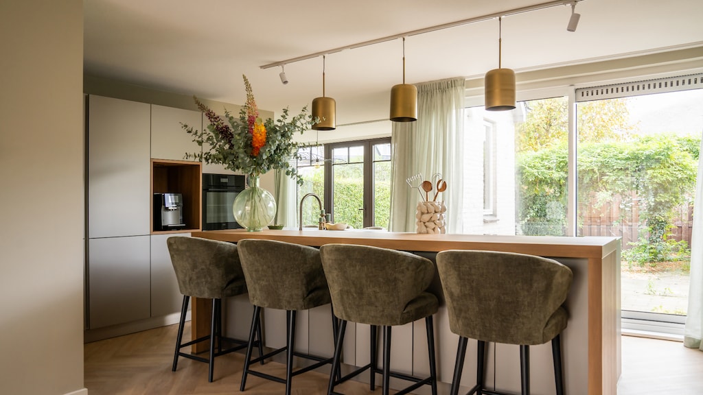 Op de plek waar eerst de eettafel stond, staat nu een kanon van een kookeiland