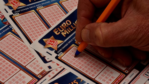 Britse Liam (34) vindt lot van overleden moeder en wint ruim 18.000 pond