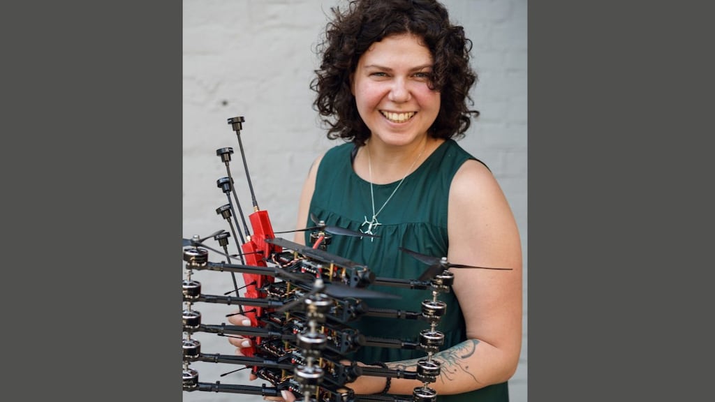 Kseniia Kalmus met drones die door Klyn worden gemaakt.