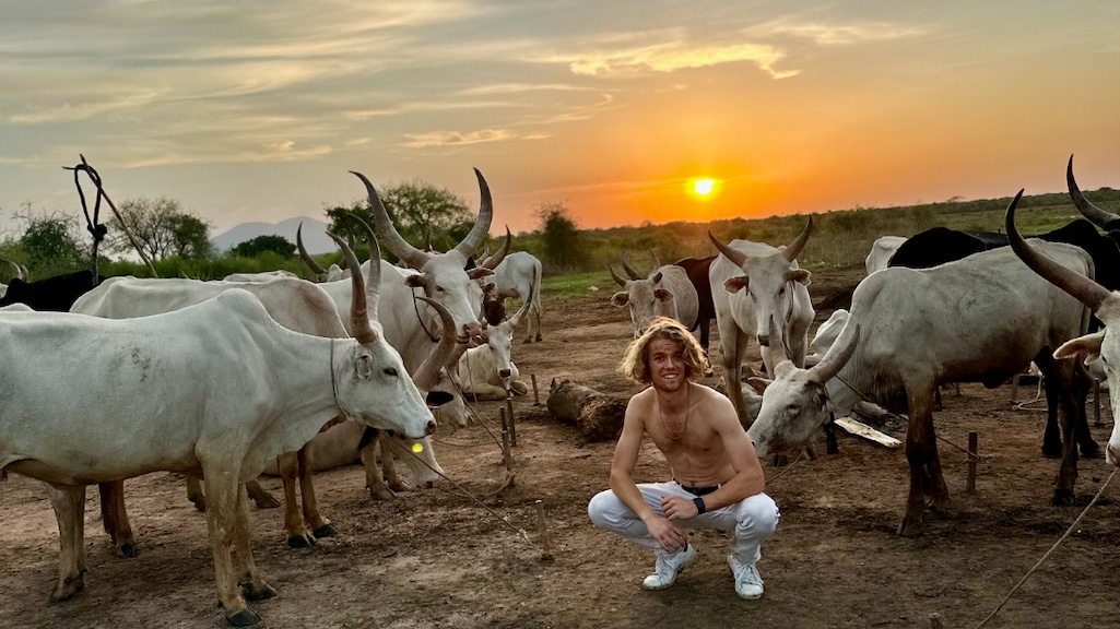 Luca met koeien in Zuid-Soedan