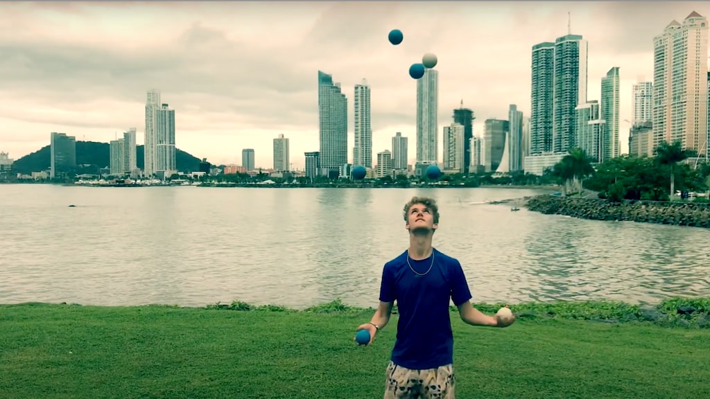Luca heeft zichzelf op zijn 10de leren jongleren