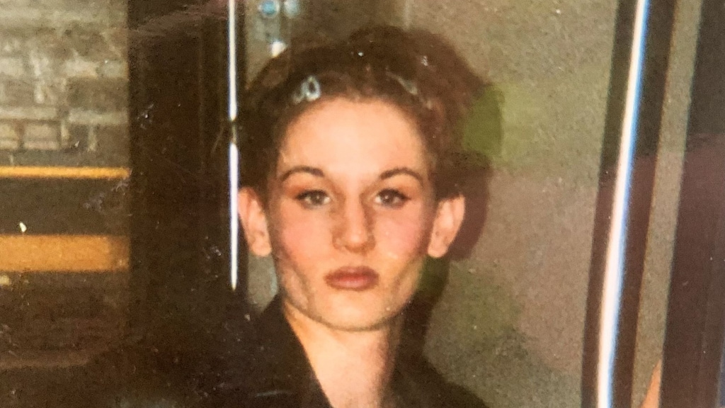 Louisa voor de eerste keer als vrouw gekleed