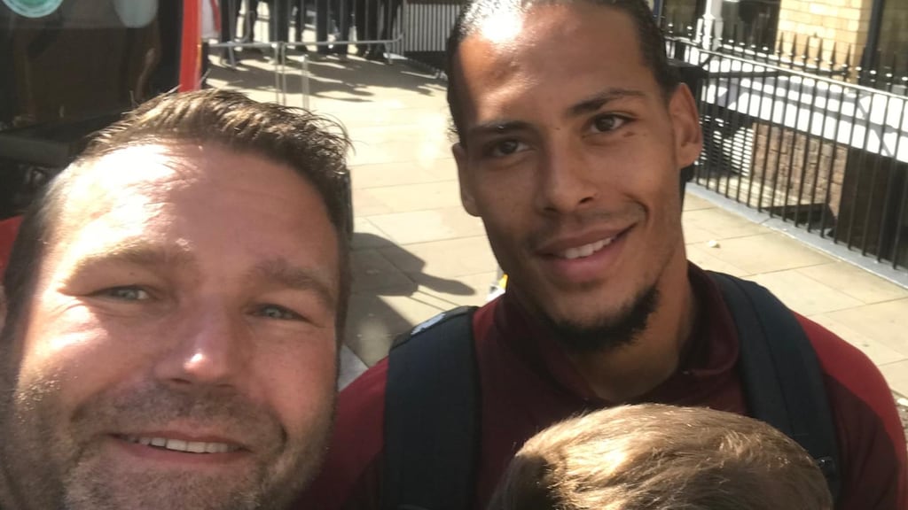 Marco met Liverpool-aanvoerder Virgil van Dijk.