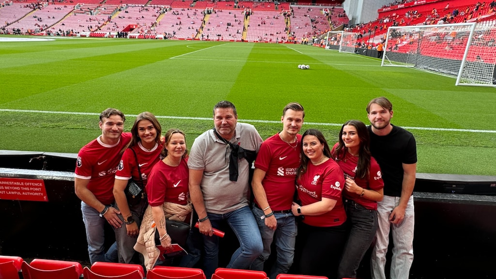 Marco en zijn gezin op Anfield, het stadion van Liverpool.