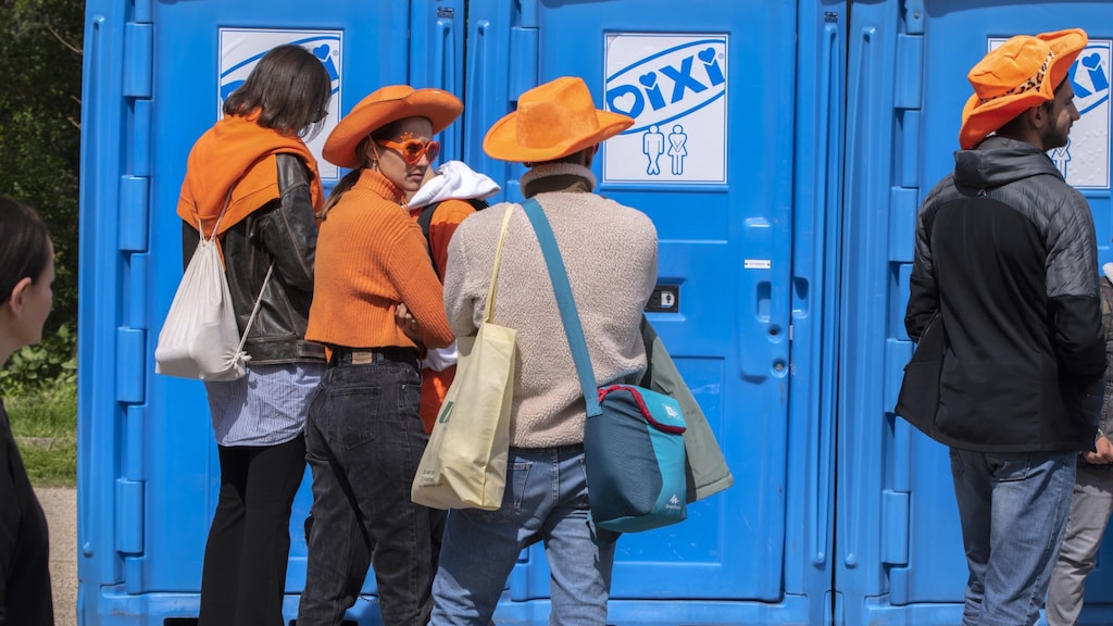 Plassen op Koningsdag: zitten 10 euro, staan gratis – of bij iemand thuis