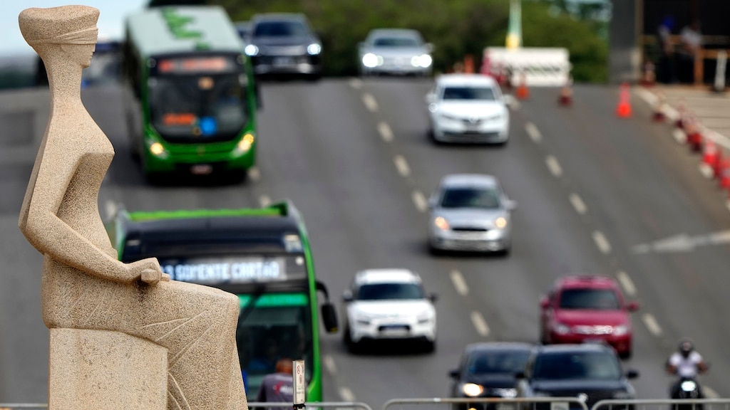 Het standbeeld van Vrouwe Justitia dat Rodrigues bekladde