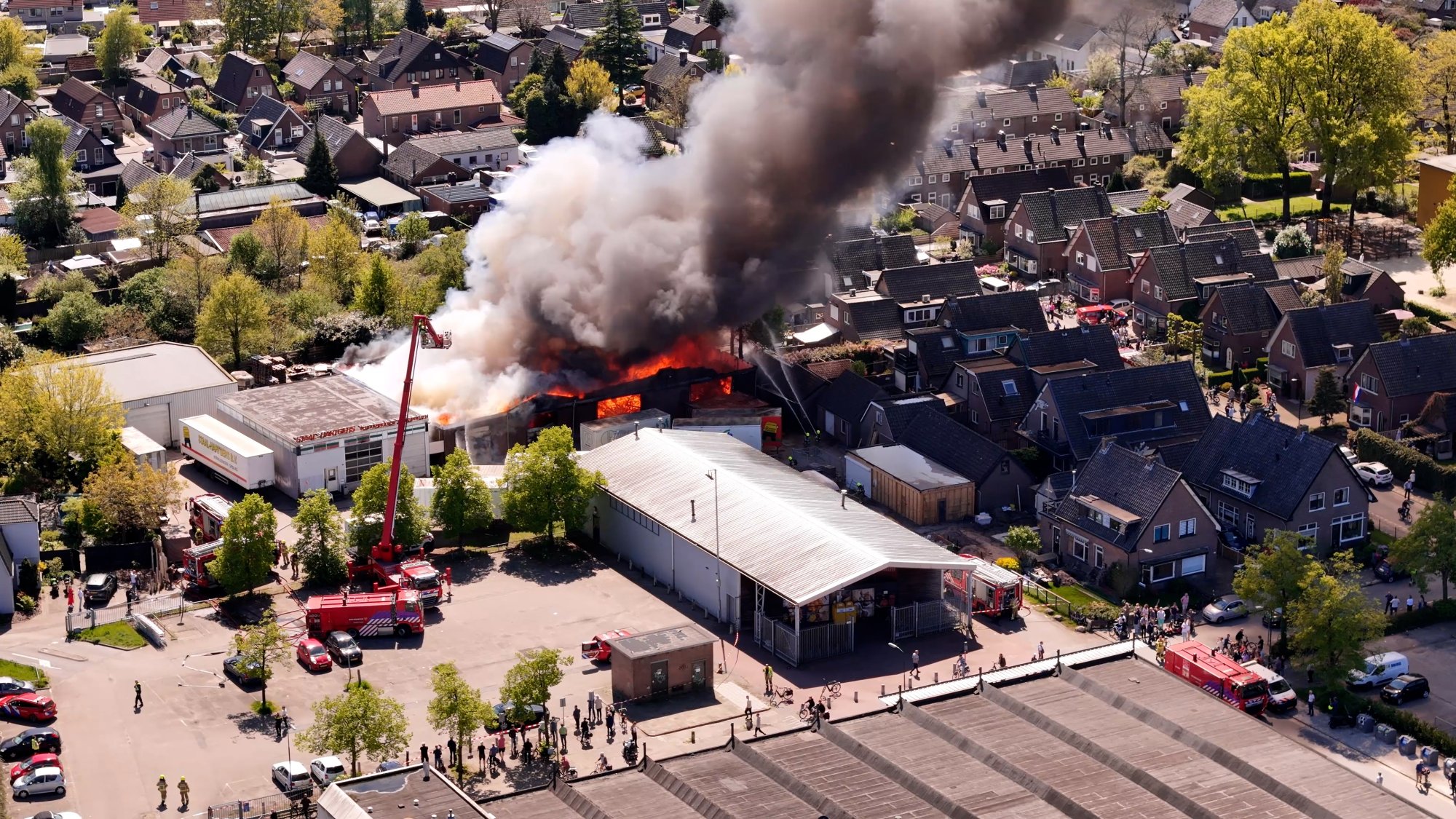 Grote brand uitgebroken in woonwijk Apeldoorn, veel rook in omgeving