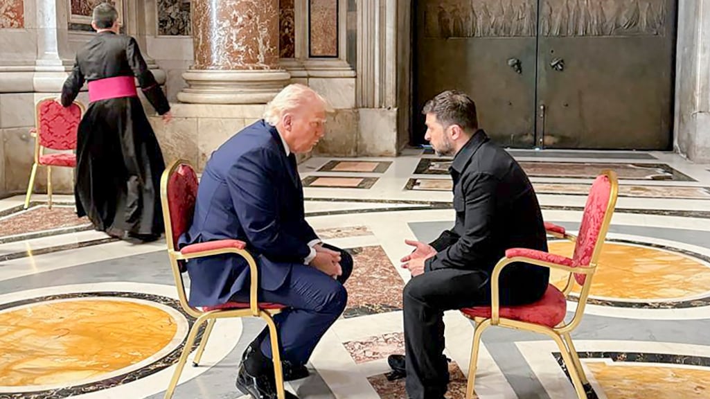 Op een van de andere gedeelde foto's is een medewerker van het Vaticaan te zien, die nog even vlug een stoel verplaatst.