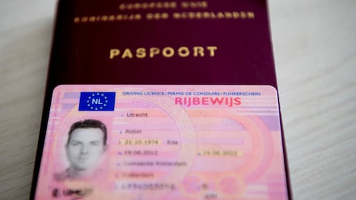 Meer valse identiteitskaarten en rijbewijzen onderschept