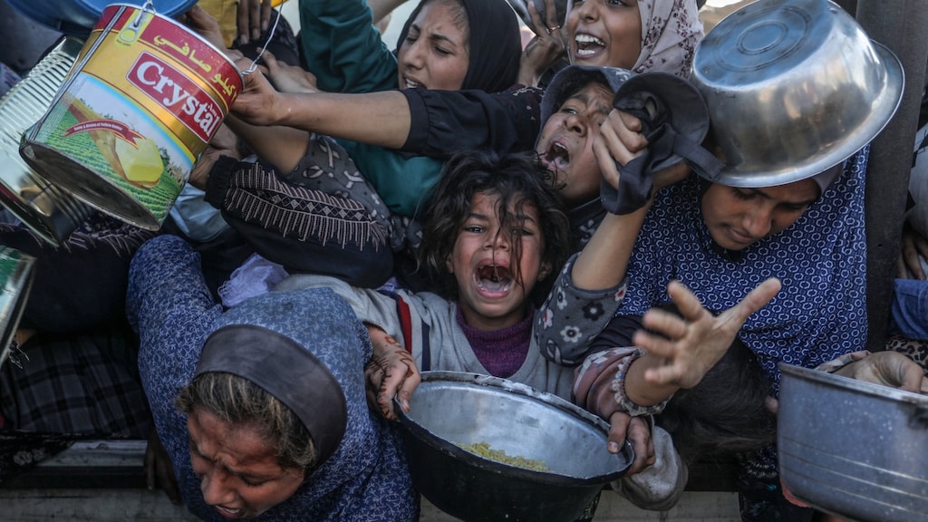 Palestijnen in het zuiden van Gaza smeken om wat eten.