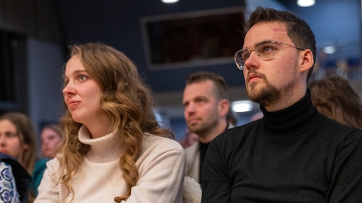 Urker stel dat gered werd uit ingestort hotel vernoemt kind naar Duitse hulpverlener