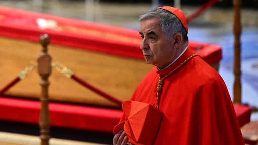 Veroordeelde Italiaanse kardinaal doet niet mee aan conclaaf