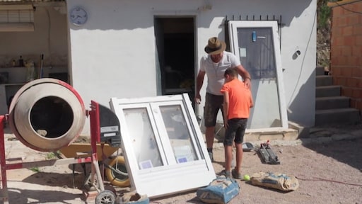 Harrie Jelies raakt flink gewond tijdens klussen met vader in Grote Gezinnen Emigreren: 'Doet zeer'