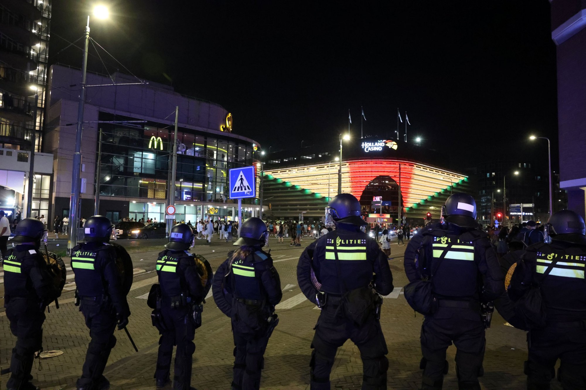 Honderden jongeren op de vuist in Scheveningen, politie bekogeld met stenen