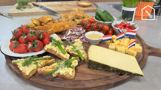 Een boerderijborrelplank met zelfgemaakte boterkoek, kaassoufflé en eiersalade