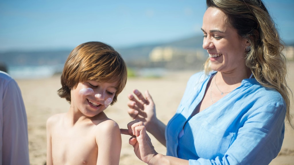 Dit moet je weten (en niet vergeten) als je zonnebrandcrème koopt én smeert
